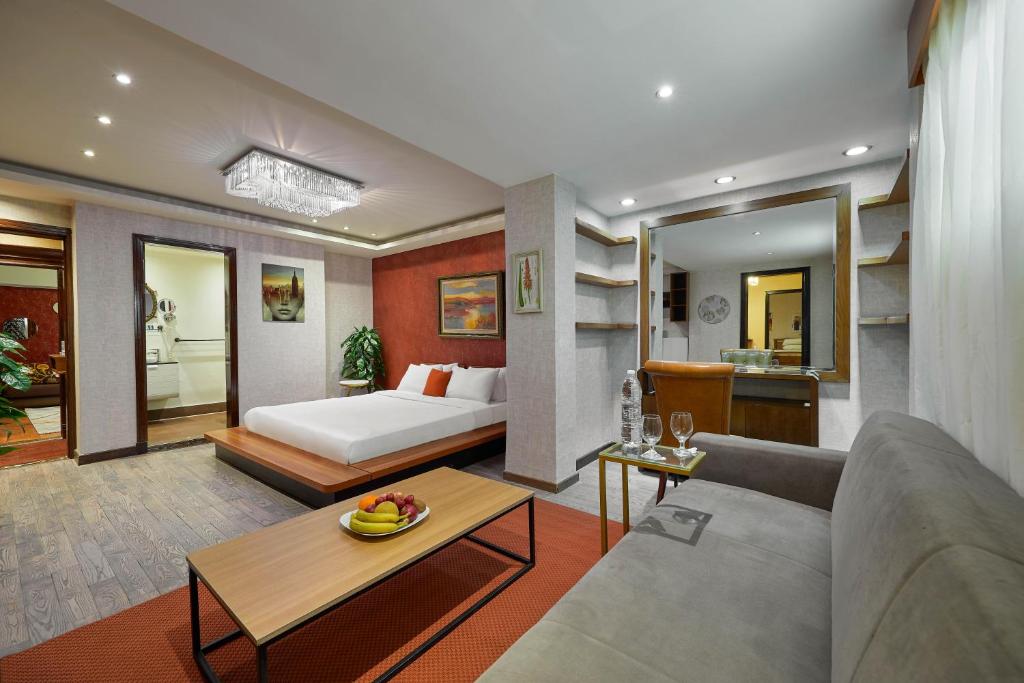Postel nebo postele na pokoji v ubytování Golden Park Hotel Cairo, Heliopolis