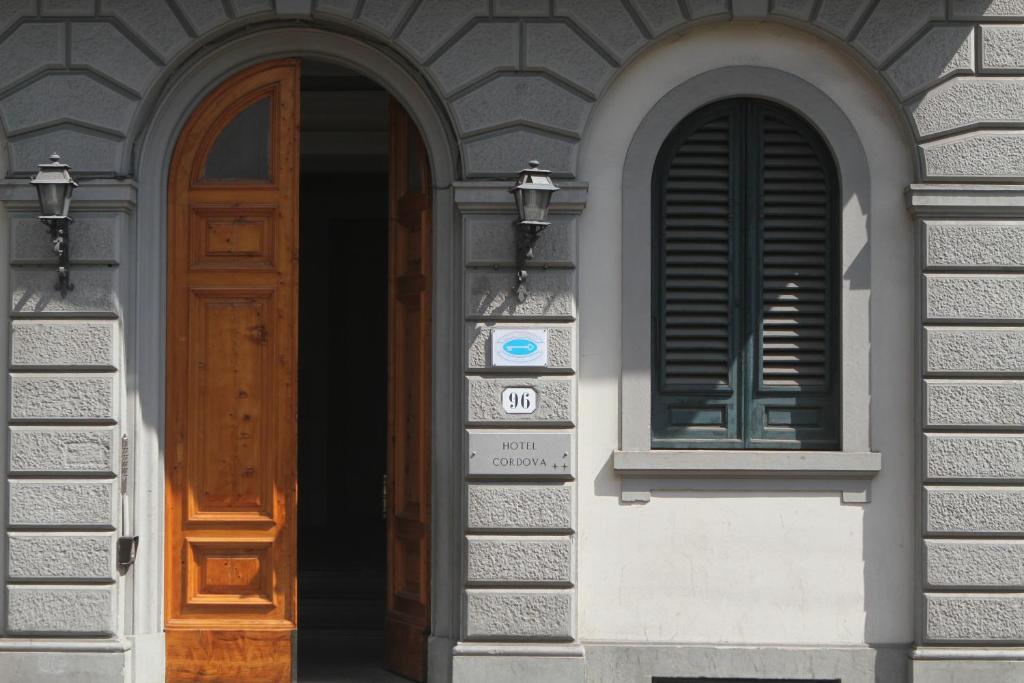 フィレンツェにあるHotel Cordovaの建物の窓とドア