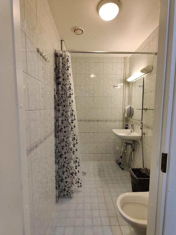 Koupelna v ubytování Alexi Apartments - Newly Renovated Apt in the Heart of the City near to Railway Station and Nokia Arena