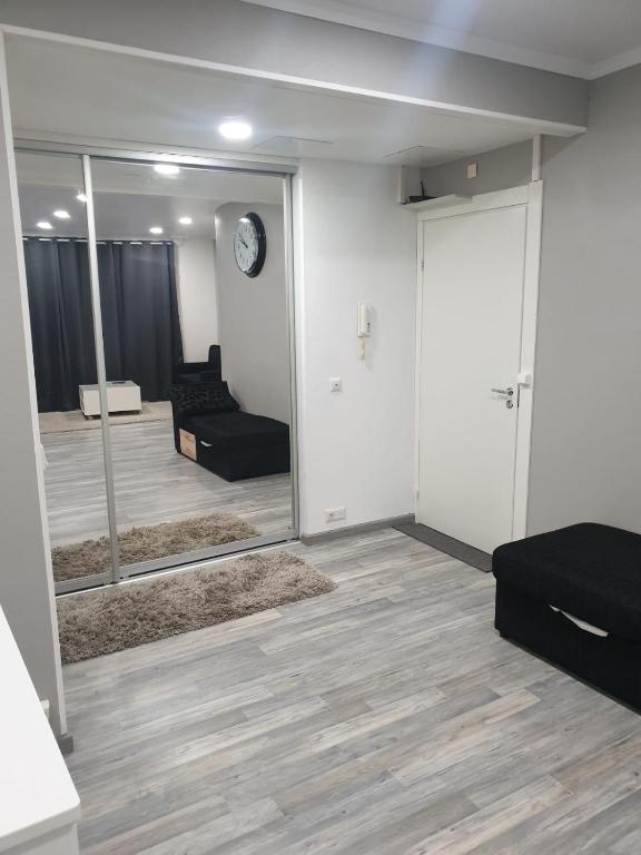 Posezení v ubytování Alexi Apartments - Newly Renovated Apt in the Heart of the City near to Railway Station and Nokia Arena