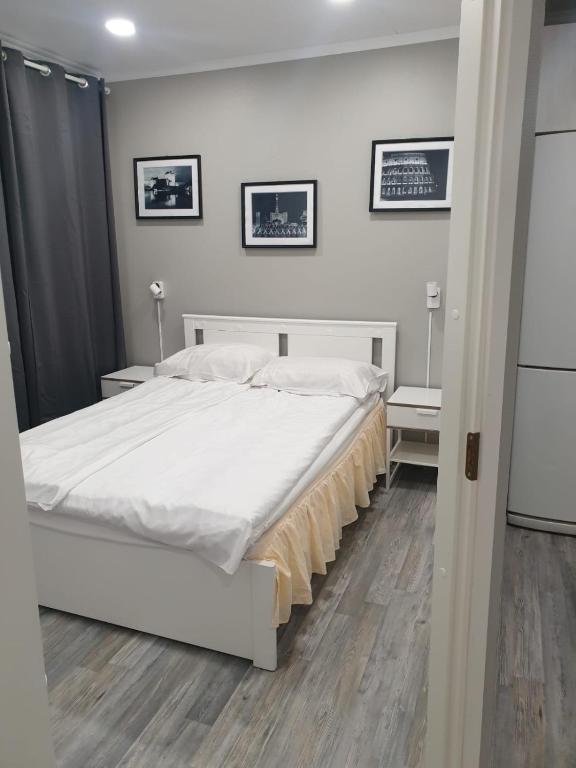 Postel nebo postele na pokoji v ubytování Alexi Apartments - Newly Renovated Apt in the Heart of the City near to Railway Station and Nokia Arena