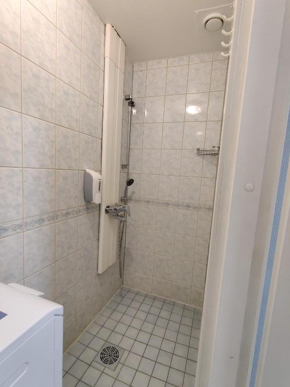 Koupelna v ubytování Alexi Apartments - Newly Renovated Apt in the Heart of the City near to Railway Station and Nokia Arena