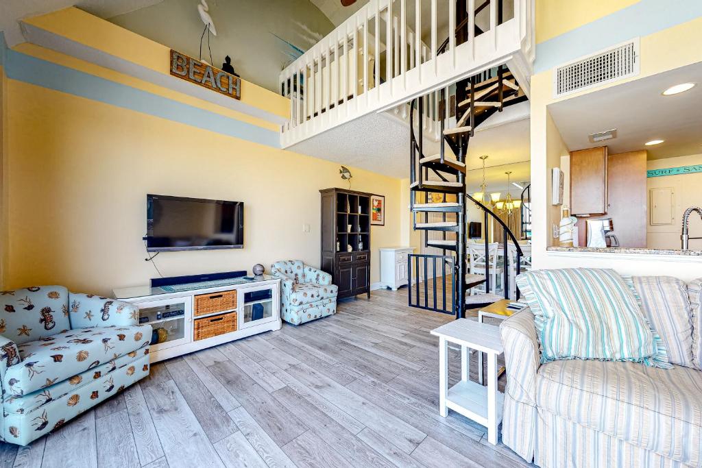 - un salon avec deux canapés et une télévision dans l'établissement Sea Colony --- 909 Annapolis House, à Bethany Beach