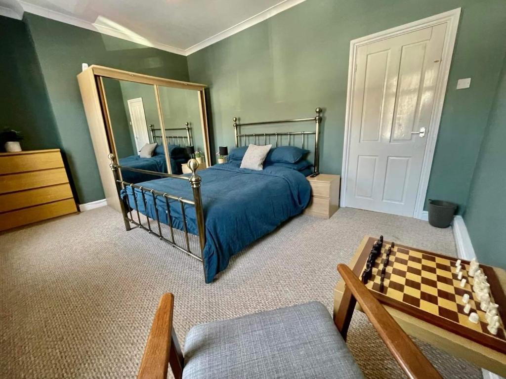 ハルにあるSpacious 3 bedroom retreat for professionalsのベッドルーム1室(ベッド1台、鏡、チェス盤付)