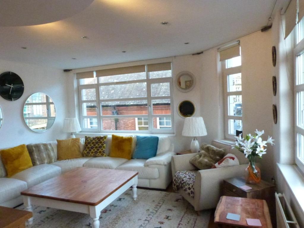 sala de estar con sofá y mesa en Lovely 2 bed flat in the VERY CENTRE of Newcastle, en Newcastle