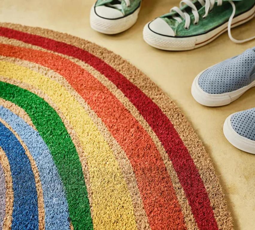 un grupo de zapatos sentados en una alfombra colorida en Habitación Familiar, en Madrid
