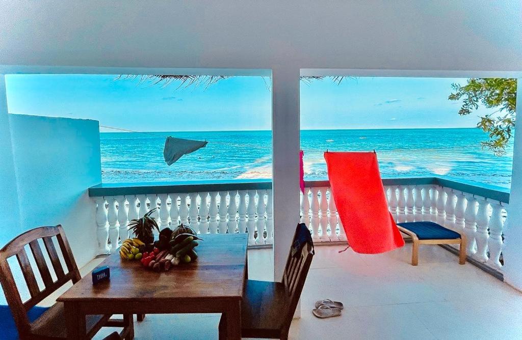Camera con tavolo e vista sull'oceano di Kome beach Apartment one a Jambiani