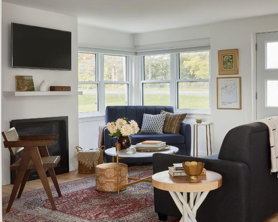 Waupoos的住宿－Gran Roble，客厅设有蓝色的沙发和壁炉