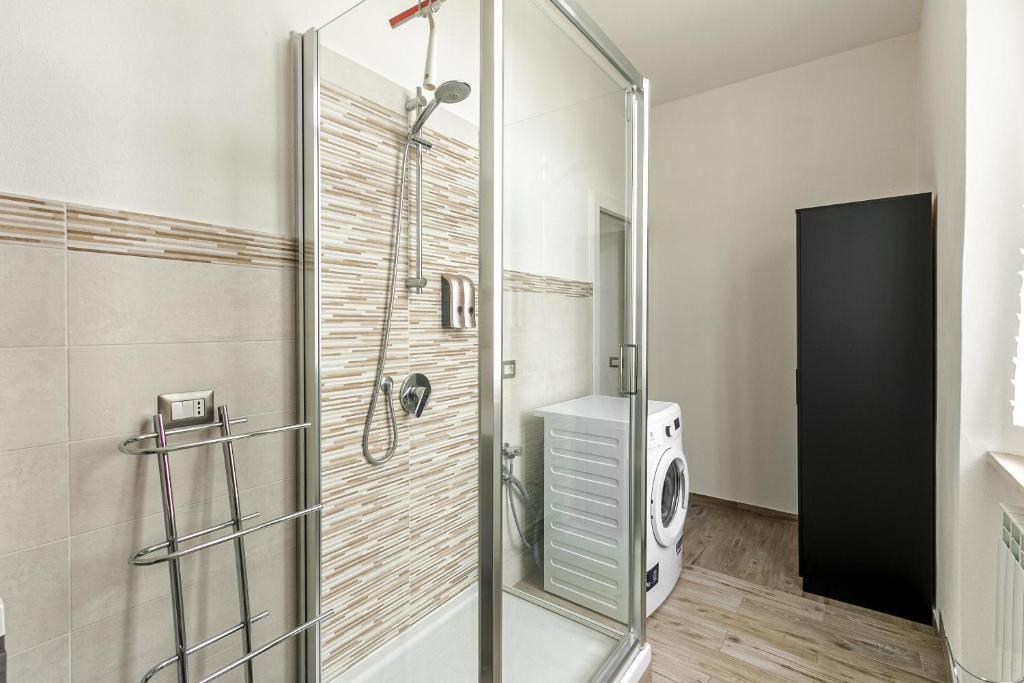 W łazience znajduje się prysznic ze szklanymi drzwiami. w obiekcie Al 33 di Via Roma - Apartments w mieście Cardano al Campo