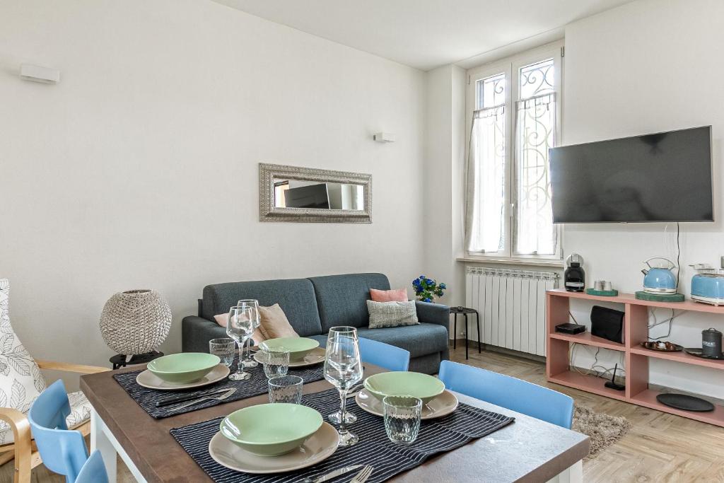 Telewizja i/lub zestaw kina domowego w obiekcie Al 33 di Via Roma - Apartments