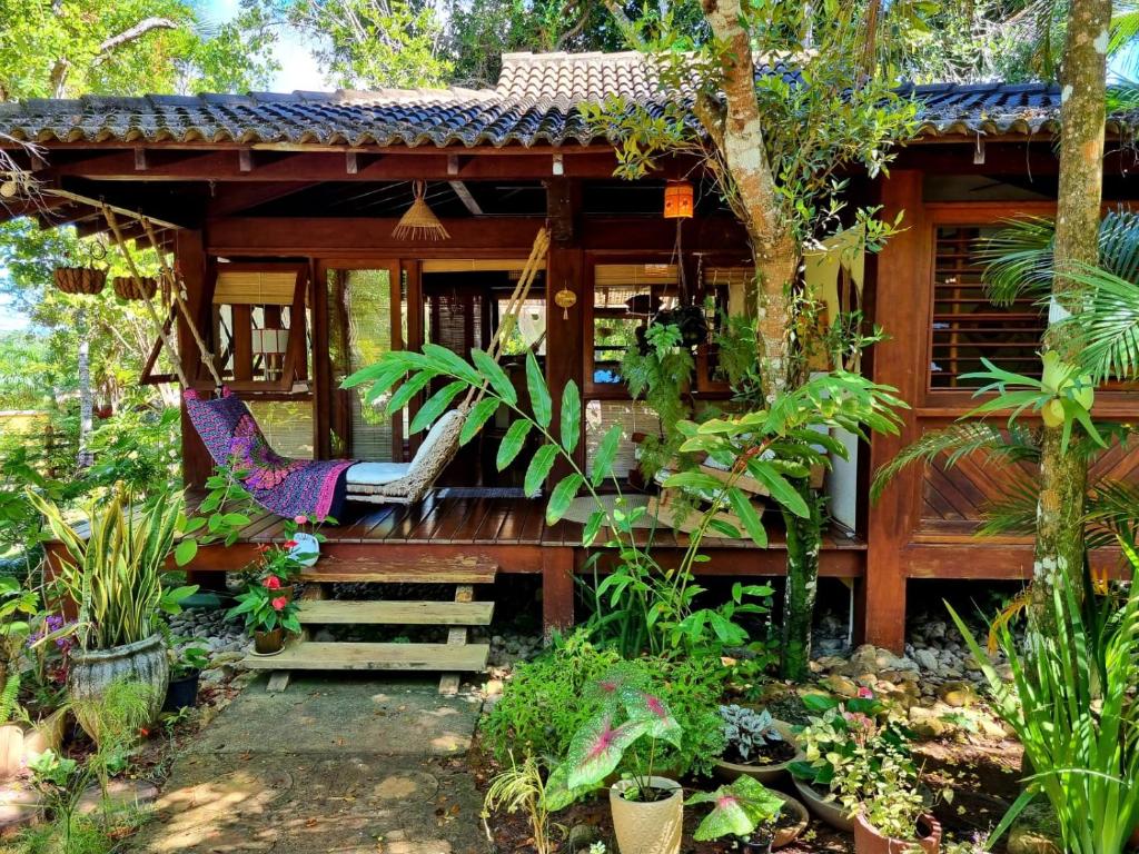 una casa con una hamaca en un jardín en Bangalô alto do Mucugê, en Arraial d'Ajuda