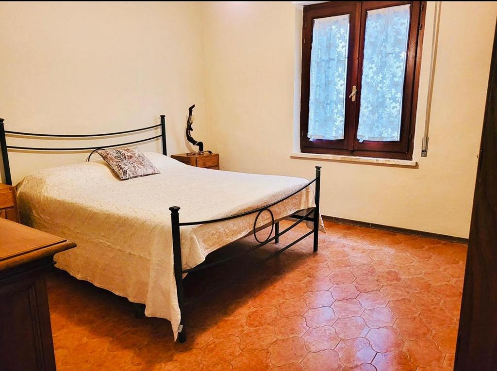 1 dormitorio con cama y ventana en Da Allegro al mare, en Talamone