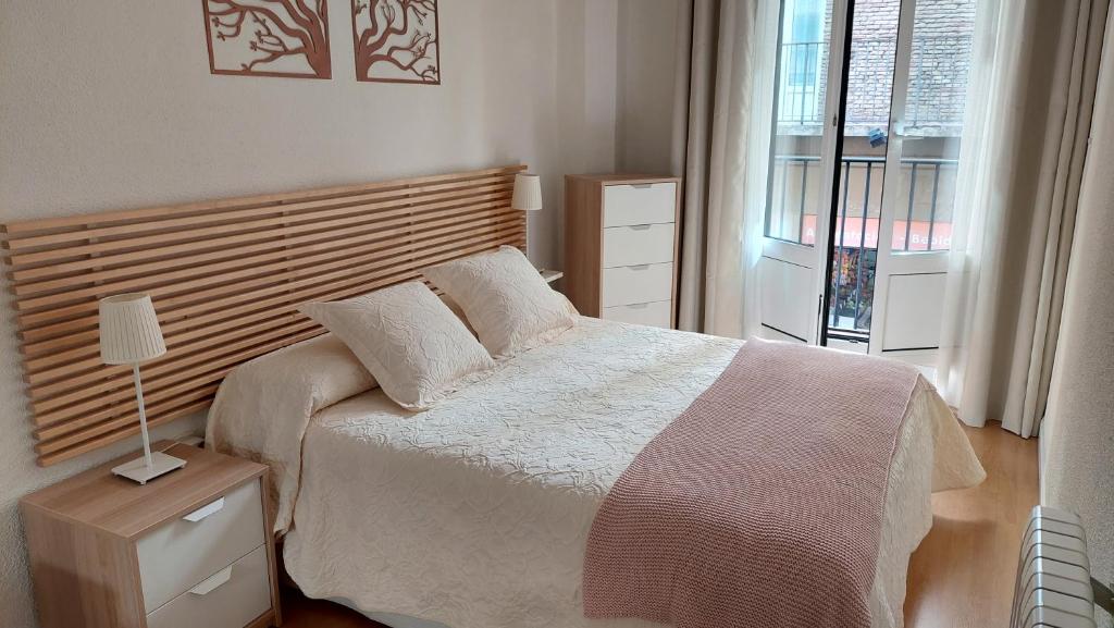 Katil atau katil-katil dalam bilik di Ibarrenea Apartamento