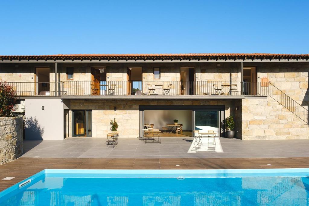 einem externen Blick auf ein Haus mit einem Pool in der Unterkunft Casa Vieira Lobo in Arouca