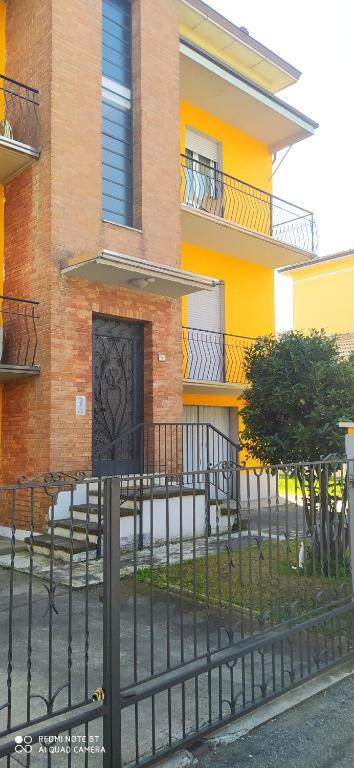 ogrodzenie przed budynkiem z drzwiami w obiekcie CASA ISABEL w mieście Cadelbosco di Sopra