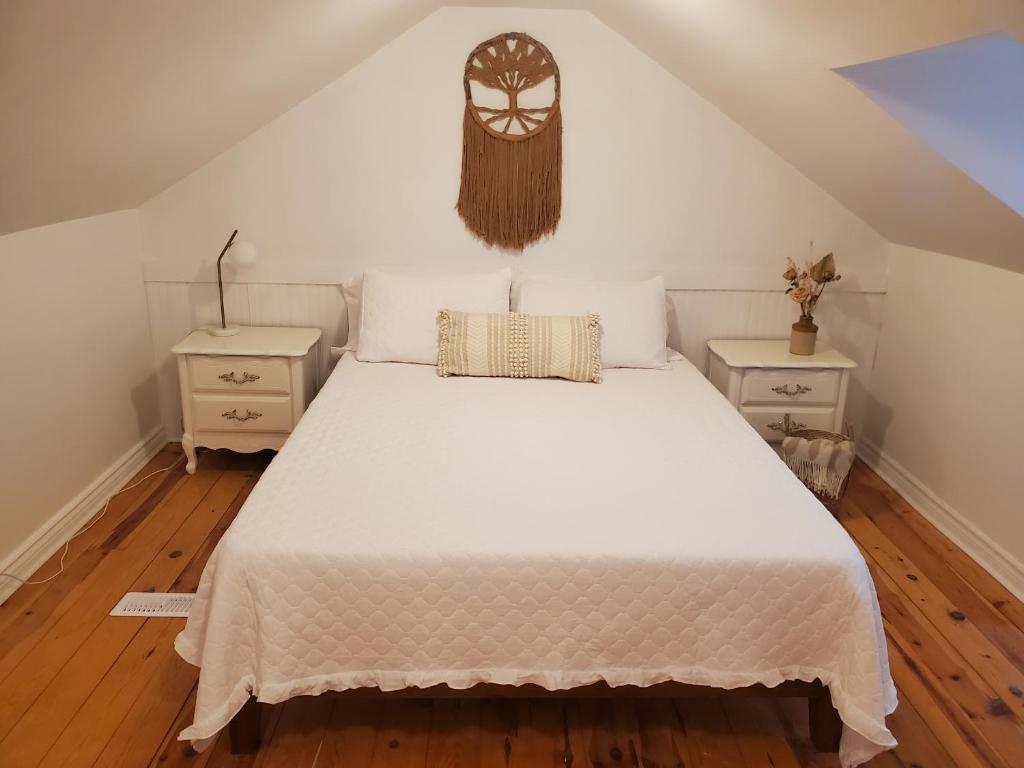 Un pat sau paturi într-o cameră la Wild Rose