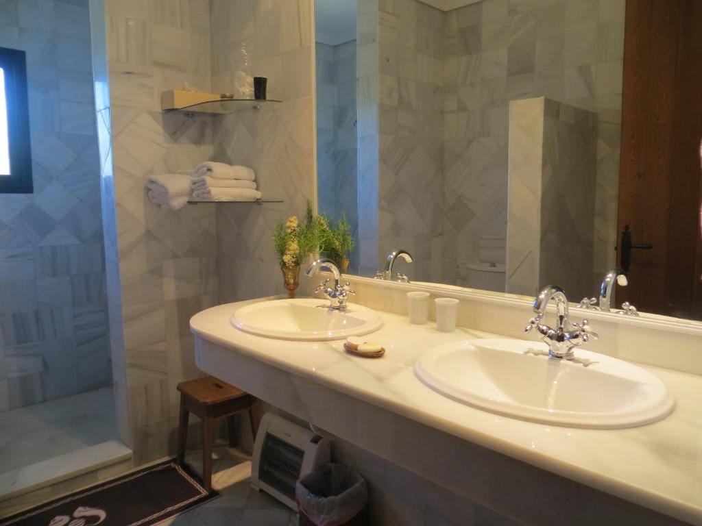 A bathroom at Casa Alvarianes