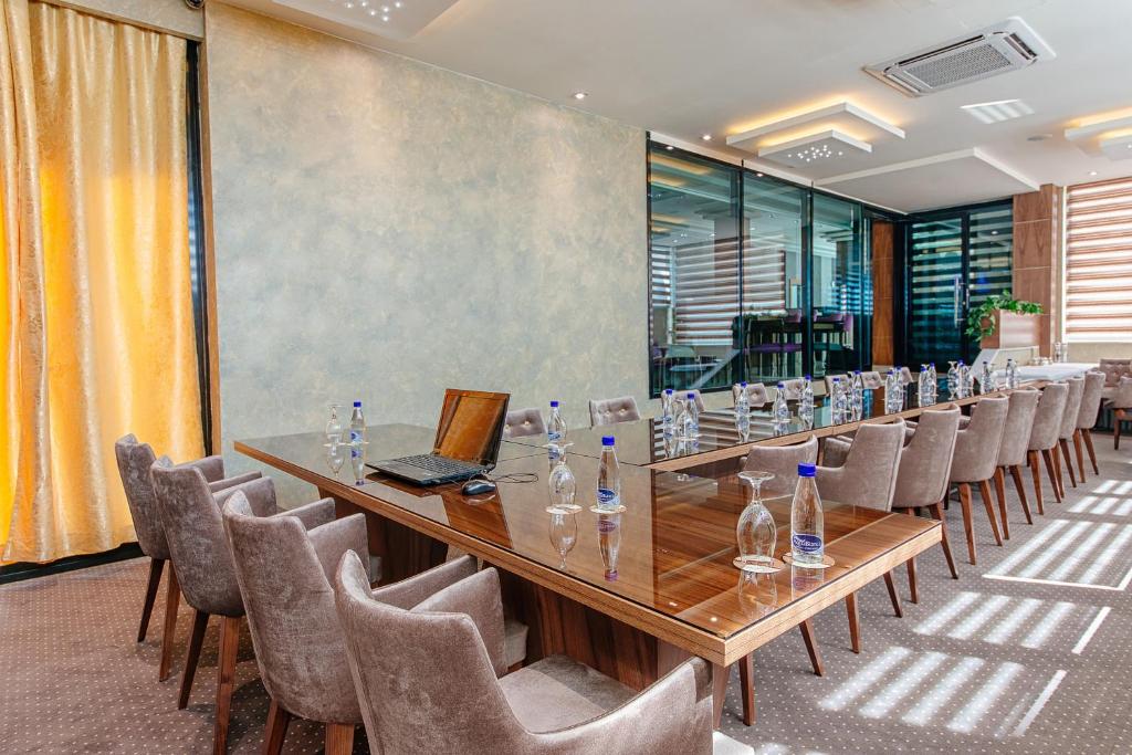 una sala conferenze con un lungo tavolo e sedie di Hotel New Star a Podgorica