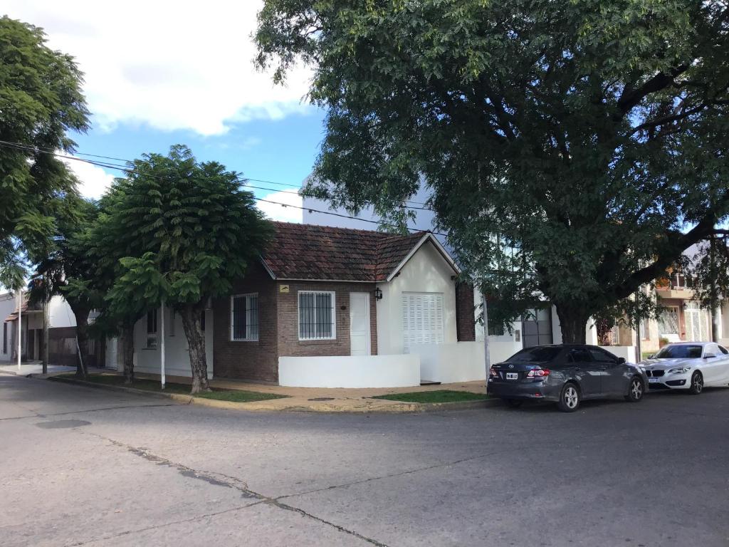 ein Haus mit zwei Autos, die davor geparkt sind in der Unterkunft Casa al rio in San Pedro