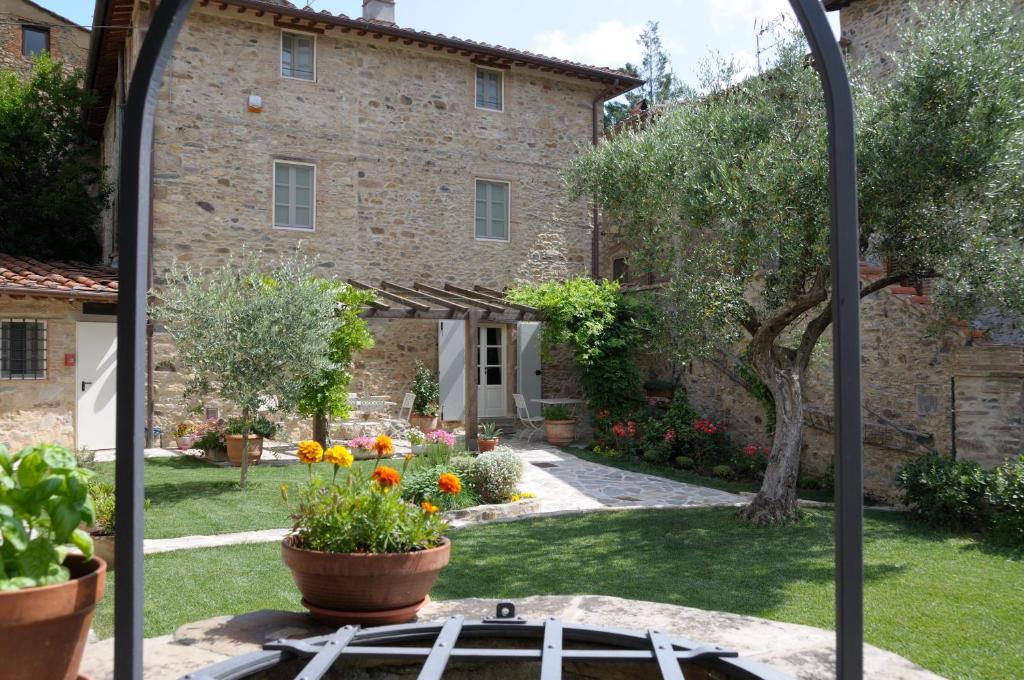 uma vista para uma casa a partir do jardim em Dimora delle Camelie em SantʼAndrea di Compito