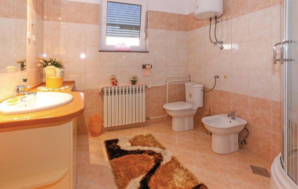 Villa Ema في Tugare: حمام مع حوض ومرحاض ومغسلة