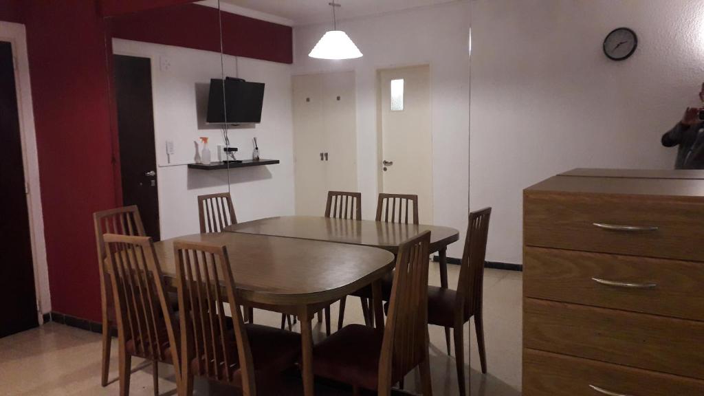 - une table à manger et des chaises dans la cuisine dans l'établissement Departamento monoambiente, à Mar del Plata