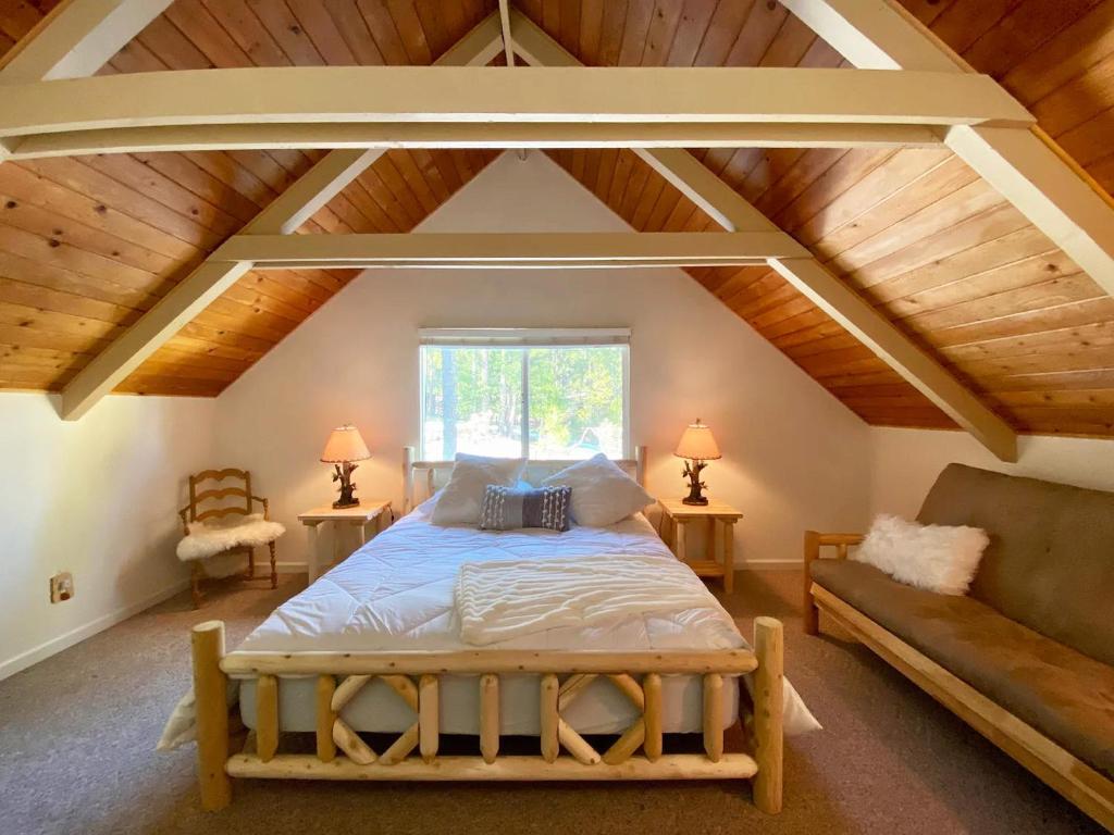 a bedroom with a large bed in a attic at Bearvista in Arnold