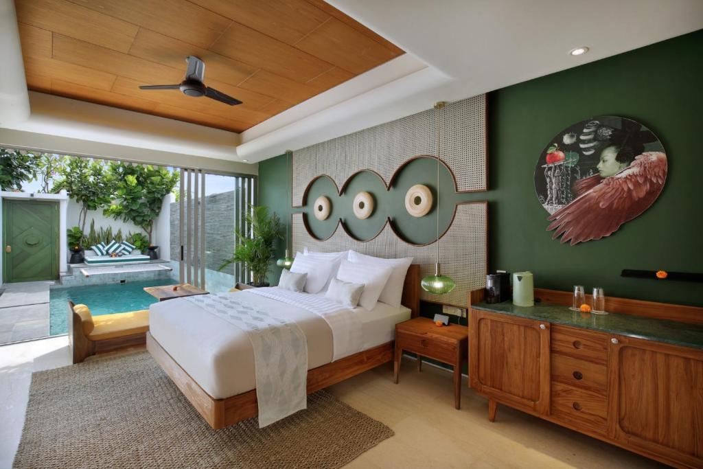Postel nebo postele na pokoji v ubytování Monolocale Luxury Resort & Spa Seminyak by Ini Vie Hospitality