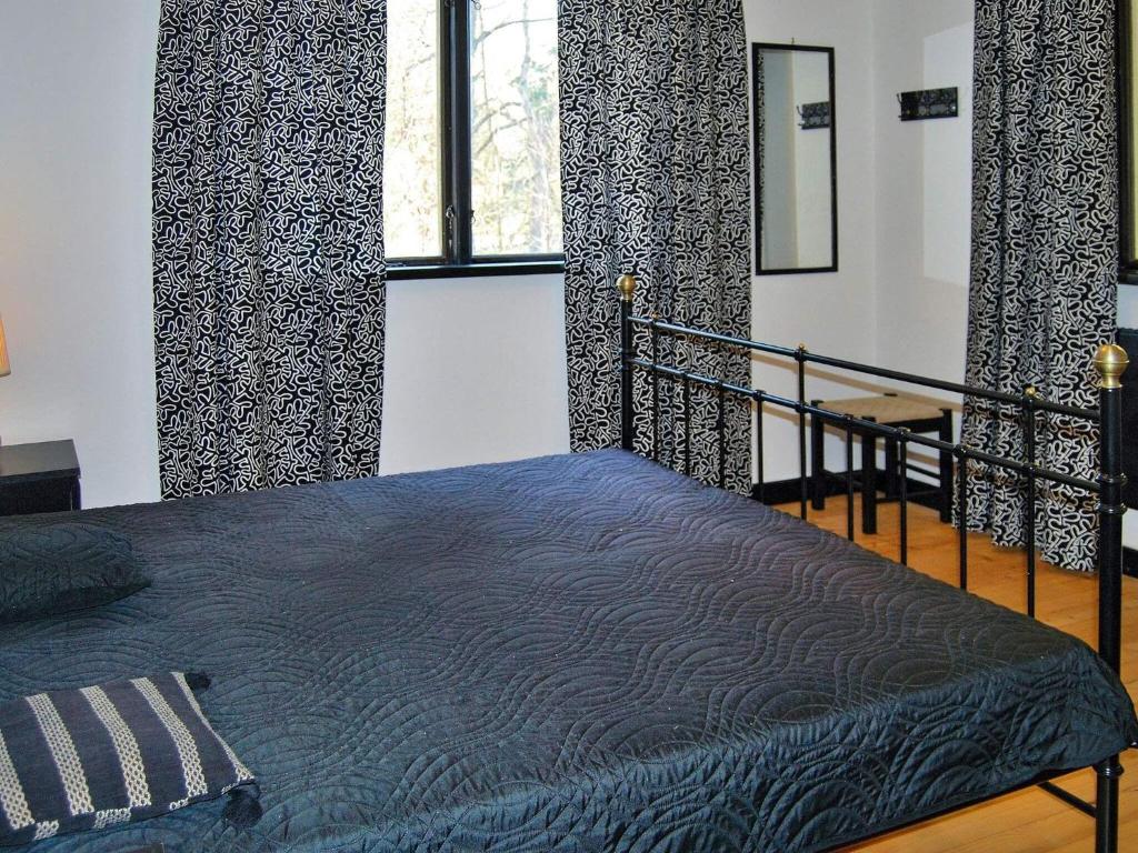 Postel nebo postele na pokoji v ubytování Holiday home Vittsjö IV