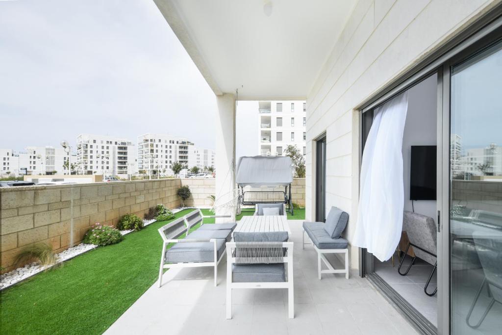 Μπαλκόνι ή βεράντα στο Stunning 4-bedroom Apartment Next to Achziv Beach by Sea N' Rent