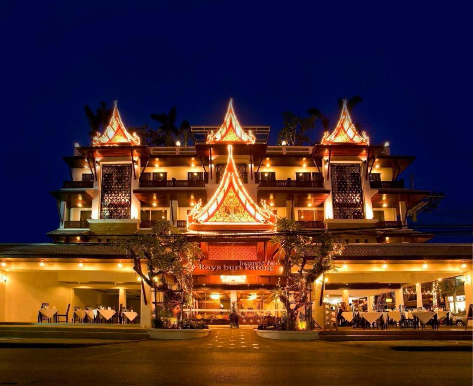 een groot gebouw met 's nachts verlichting bij Rayaburi Hotel, Patong in Patong Beach
