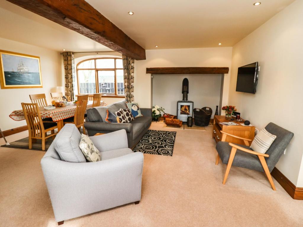 sala de estar con muebles y comedor en Hurdles Cottage, en Great Driffield