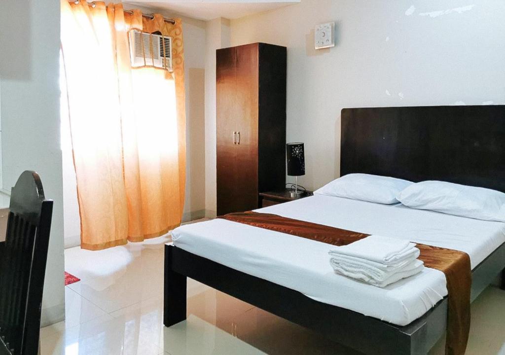 Postel nebo postele na pokoji v ubytování RedDoorz Segra Square Pension House