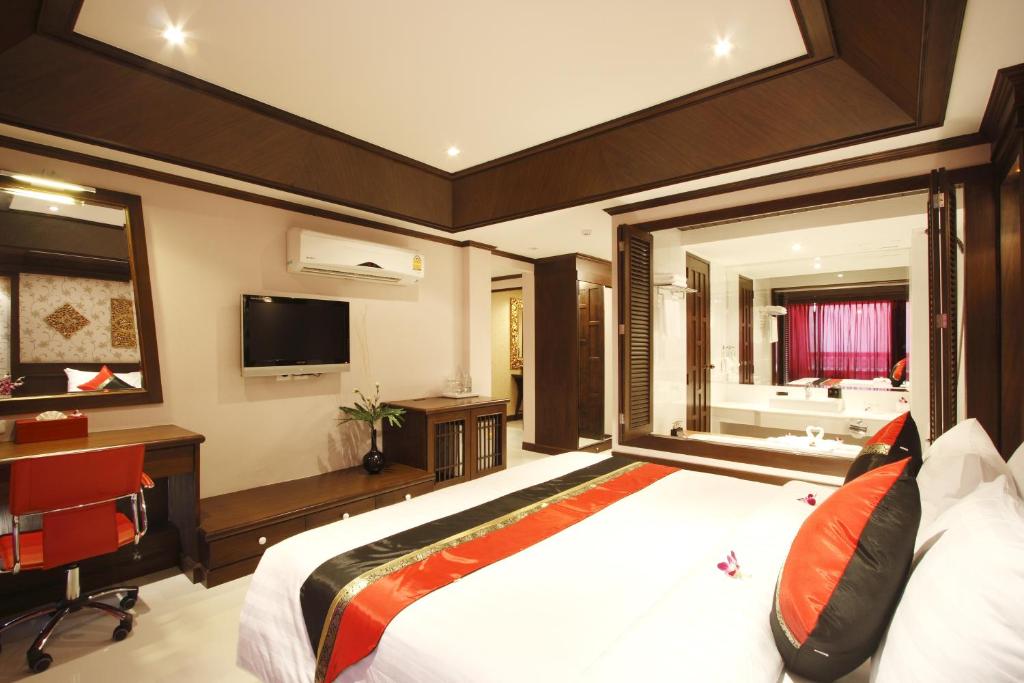 Postel nebo postele na pokoji v ubytování Rayaburi Hotel, Patong