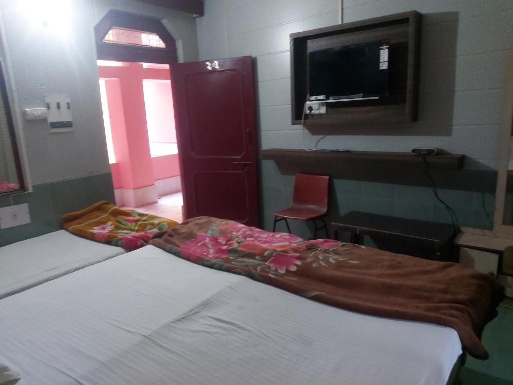 Postel nebo postele na pokoji v ubytování Hotel Vijay laxmi