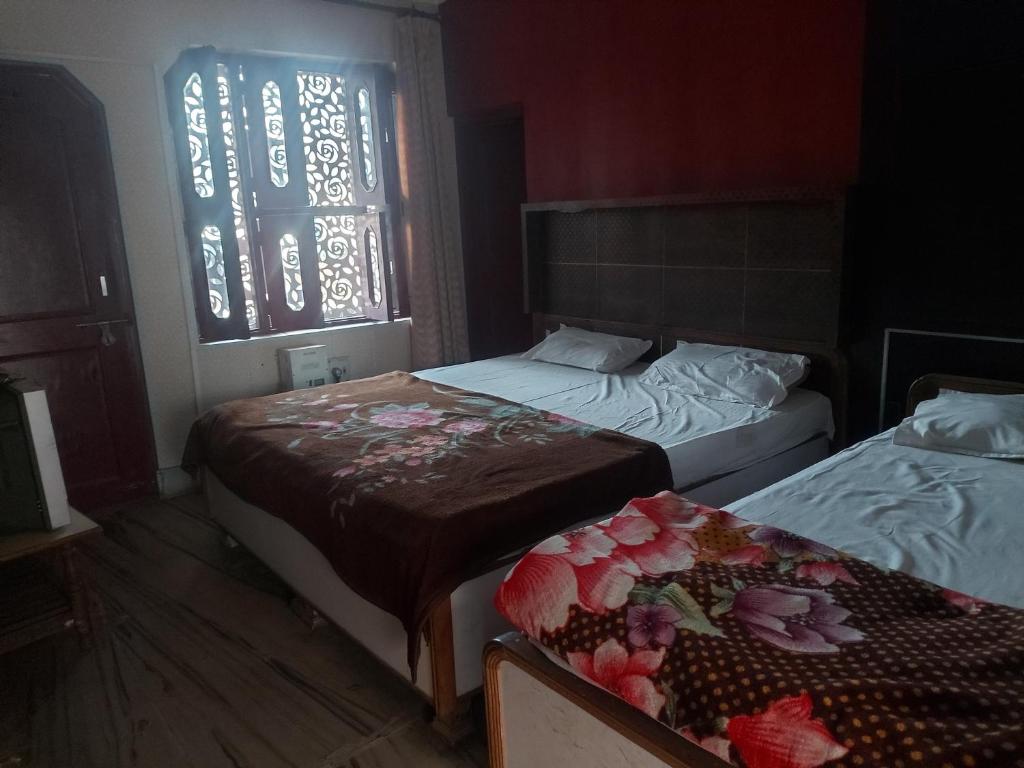 Postel nebo postele na pokoji v ubytování Hotel Vijay laxmi