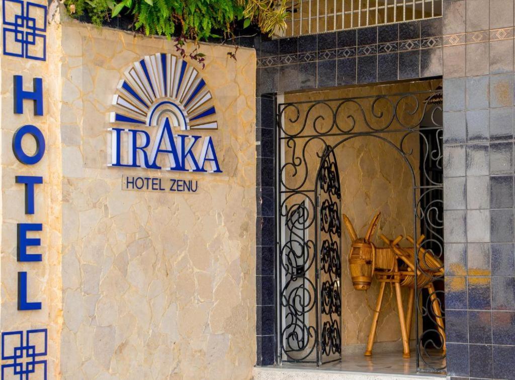 辛塞萊霍的住宿－Hotel Iraka Zenu，建筑一侧的酒店标志