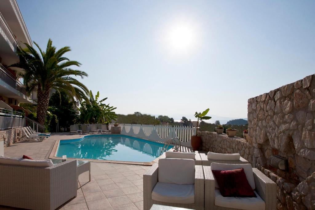Bazén v ubytovaní Viaros Hotel Apartments alebo v jeho blízkosti