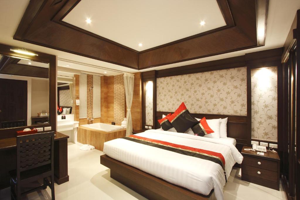 Postel nebo postele na pokoji v ubytování Rayaburi Hotel, Patong