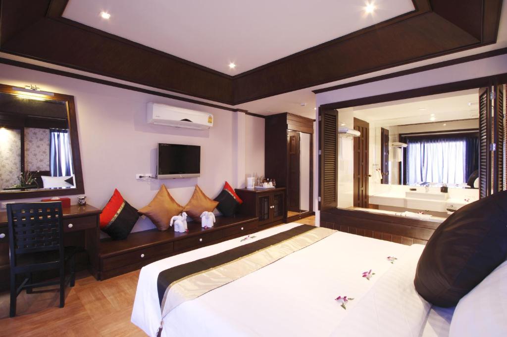 Postel nebo postele na pokoji v ubytování Rayaburi Hotel, Patong