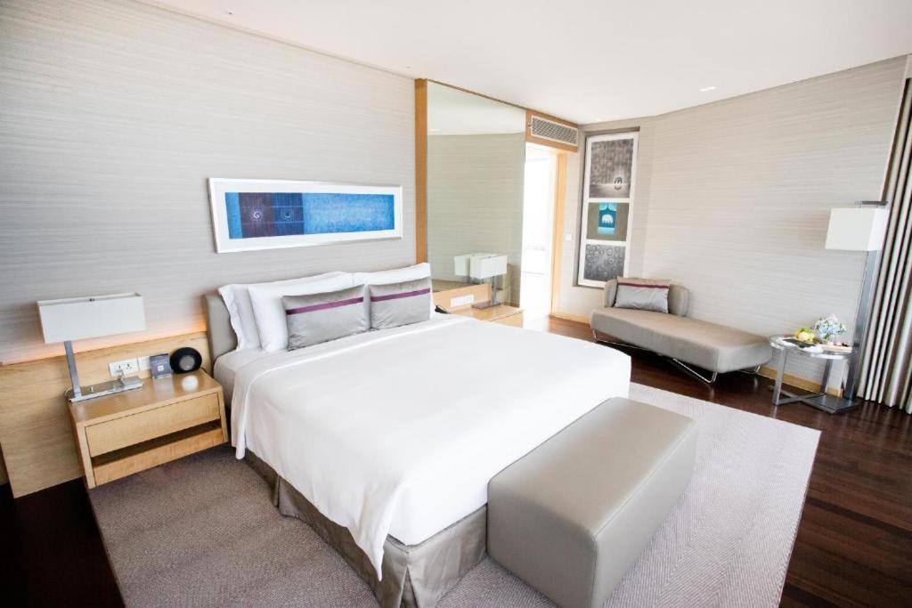 Postel nebo postele na pokoji v ubytování Avani Plus Riverside Bangkok Hotel