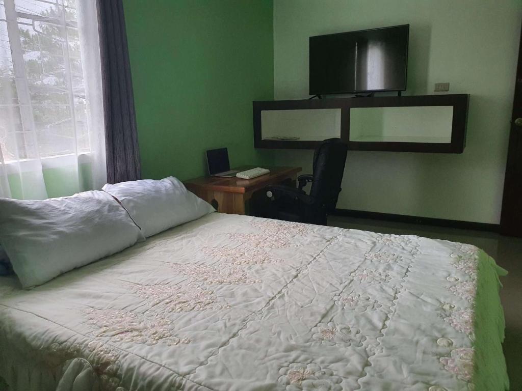 - une chambre avec un lit, un bureau et une fenêtre dans l'établissement Adelle's Transient, spacious 3-bedroom homestay, à La Trinidad