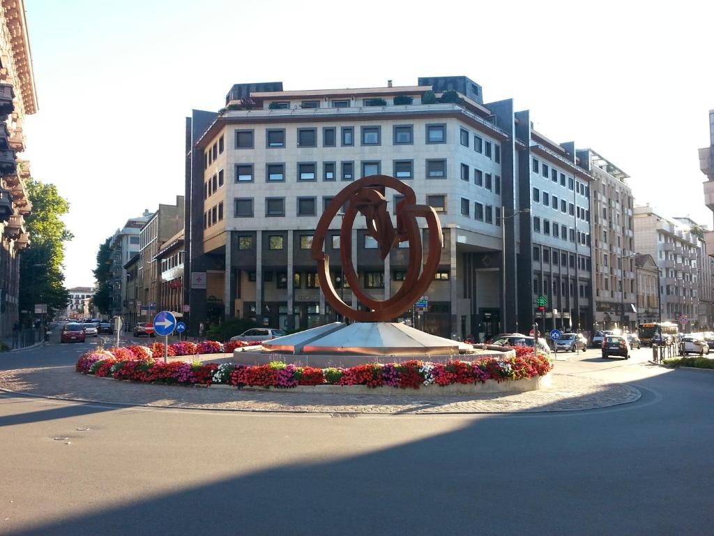a large metal sculpture in the middle of a street at Hotel Croce Di Malta in Novara