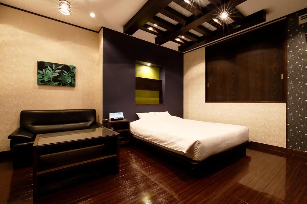 Postel nebo postele na pokoji v ubytování 隠家（ajito）HOTEL555 小田原店