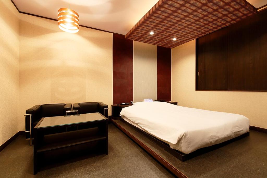 Postel nebo postele na pokoji v ubytování 隠家（ajito）HOTEL555 小田原店