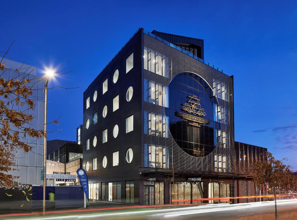 un edificio nero con un cerchio sul lato di Christchurch City Hotel a Christchurch