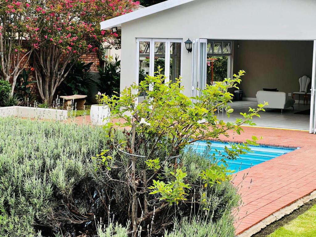 皇后鎮的住宿－Ndaba Golf Lodge & Hello Beautiful Day Spa，庭院中带游泳池的房子