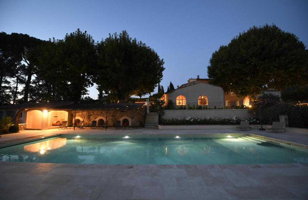 a swimming pool in front of a house at night at Domaine Perréal Les Chambres in Gargas