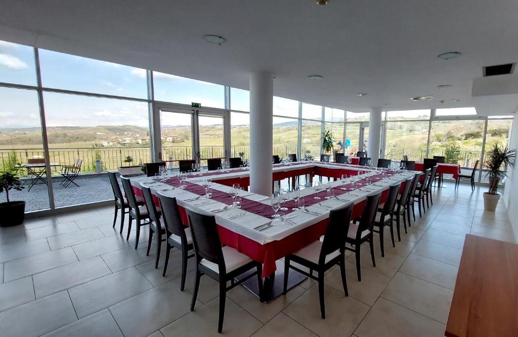 Nespecifikovaný výhled na hory nebo výhled na hory při pohledu z hotelu