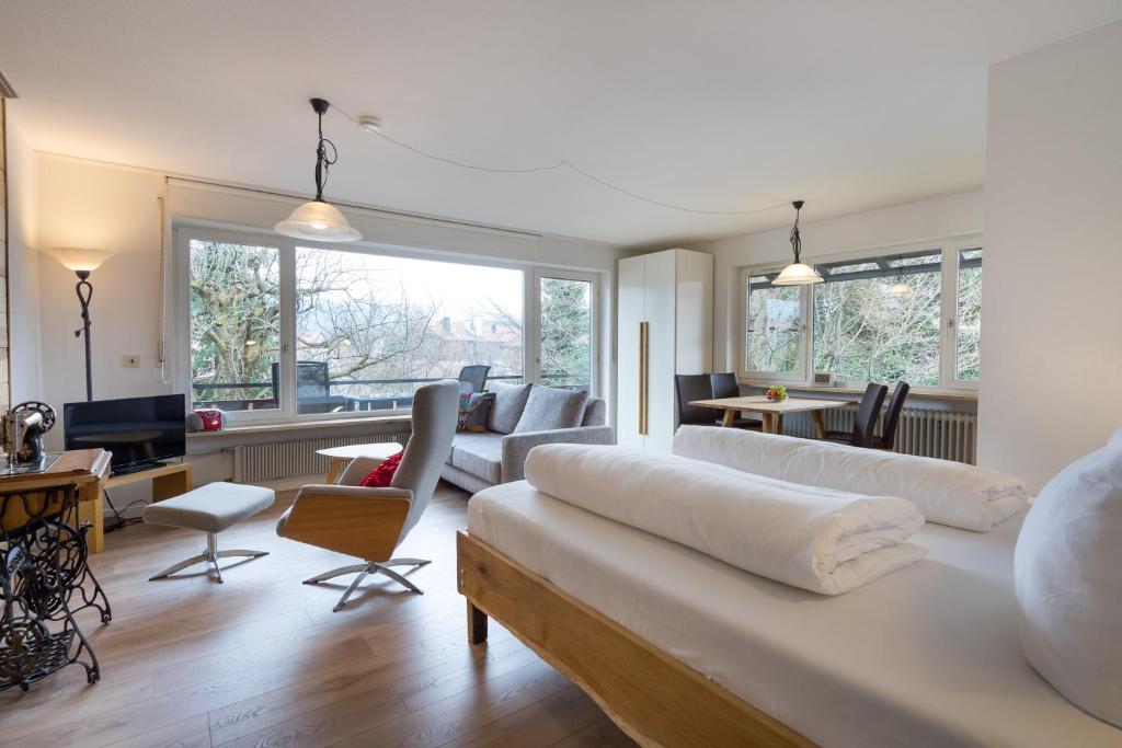 ein Wohnzimmer mit einem Sofa und einem Esszimmer in der Unterkunft Ferienwohnung Bakker in Oberstdorf